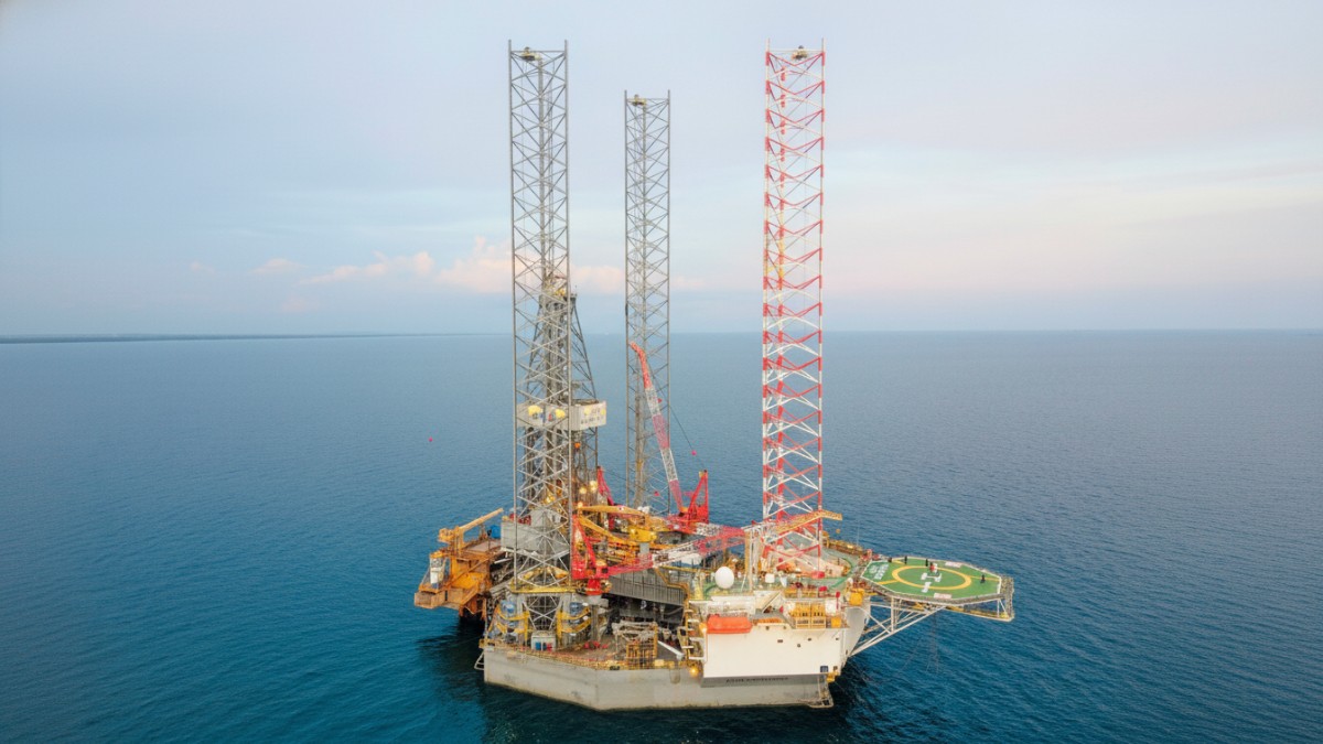 Aktivitas pengeboran migas di Lapangan Kerindingan Selat Makassar oleh PHKT untuk optimalkan produksi energi nasional