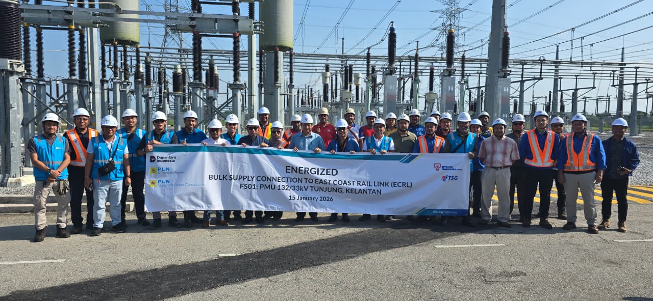 Para personel PLN Group bersama Tim Tenaga Switchgear (TSG) dan Tenaga Nasional Berhad (TNB) ketika menandai penyelesaian pekerjaan Substation 132 kV Tunjung, Kelantan yang menjadi bagian dari The Eas