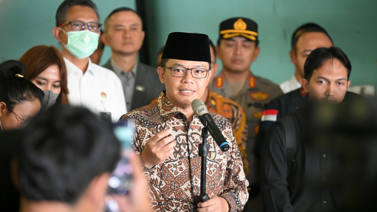 Menteri Luar Negeri, Sugiono, menyambut WNI yang baru tiba setelah evakuasi dari Iran.