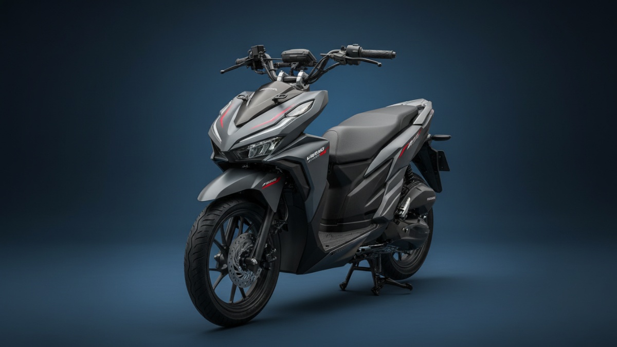 Motor Honda Vario Street 125 dengan setang naked yang terekspos memberi tampilan street-naked berbeda dari skutik biasa.