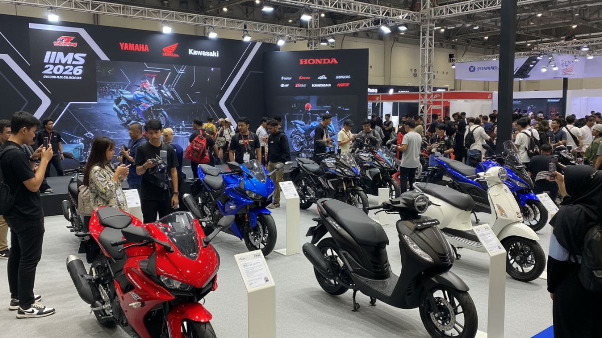 Deretan motor baru di booth pameran IIMS 2026 JIExpo Kemayoran yang menarik perhatian pengunjung otomotif.