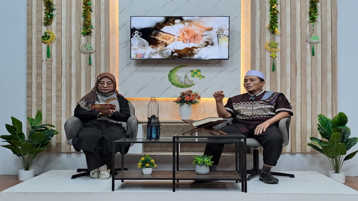 Ustaz Anwar Arifin Pinem membahas pelajaran kisah Al-Qur&rsquo;an untuk kehidupan masa kini dalam program Cahaya Qolbu spesial Ramadan di studio Balikpapan TV, Selasa (10 Maret 2026).