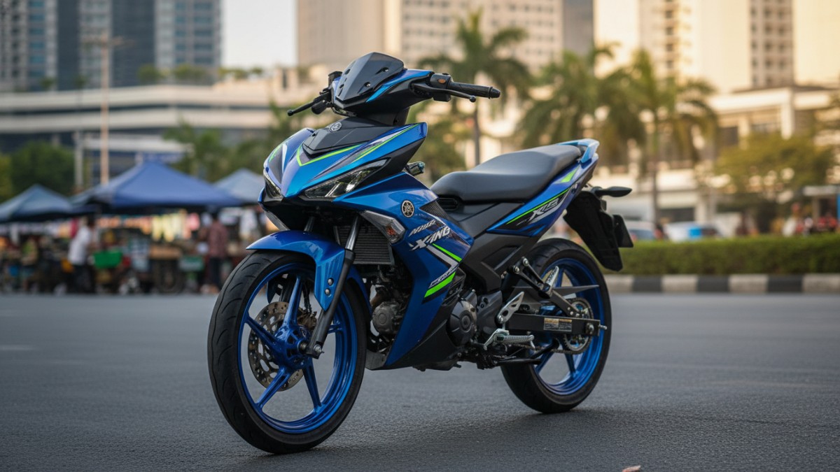 Detail bodi Yamaha MX-King 2026 menampilkan grafis dan warna baru yang memberi kesan segar di pinggir jalan kota.