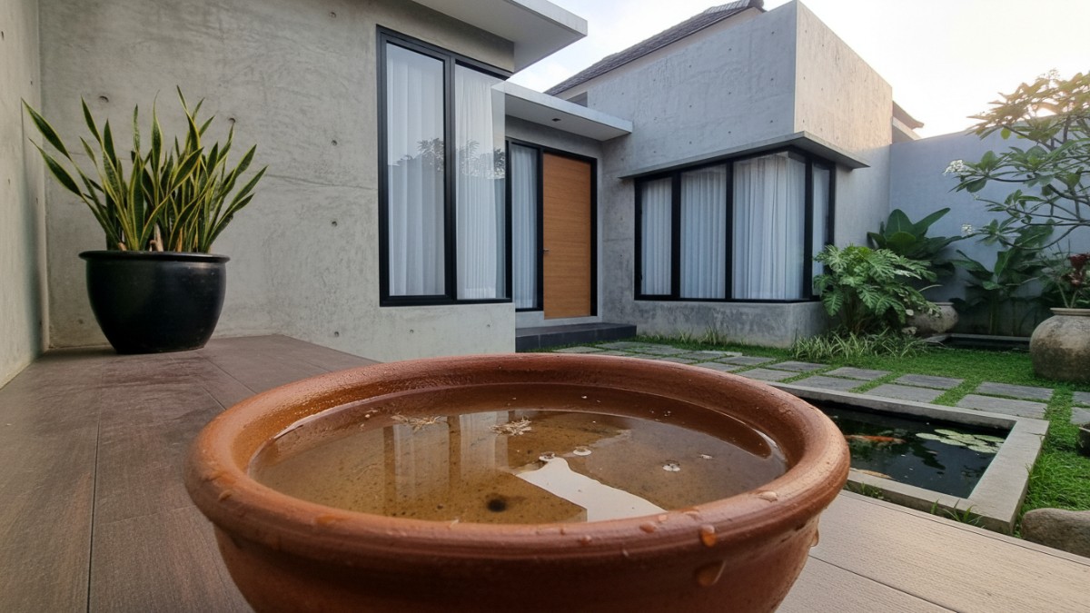 Contoh wadah kecil berisi air yang sering menjadi tempat nyamuk berkembang. 