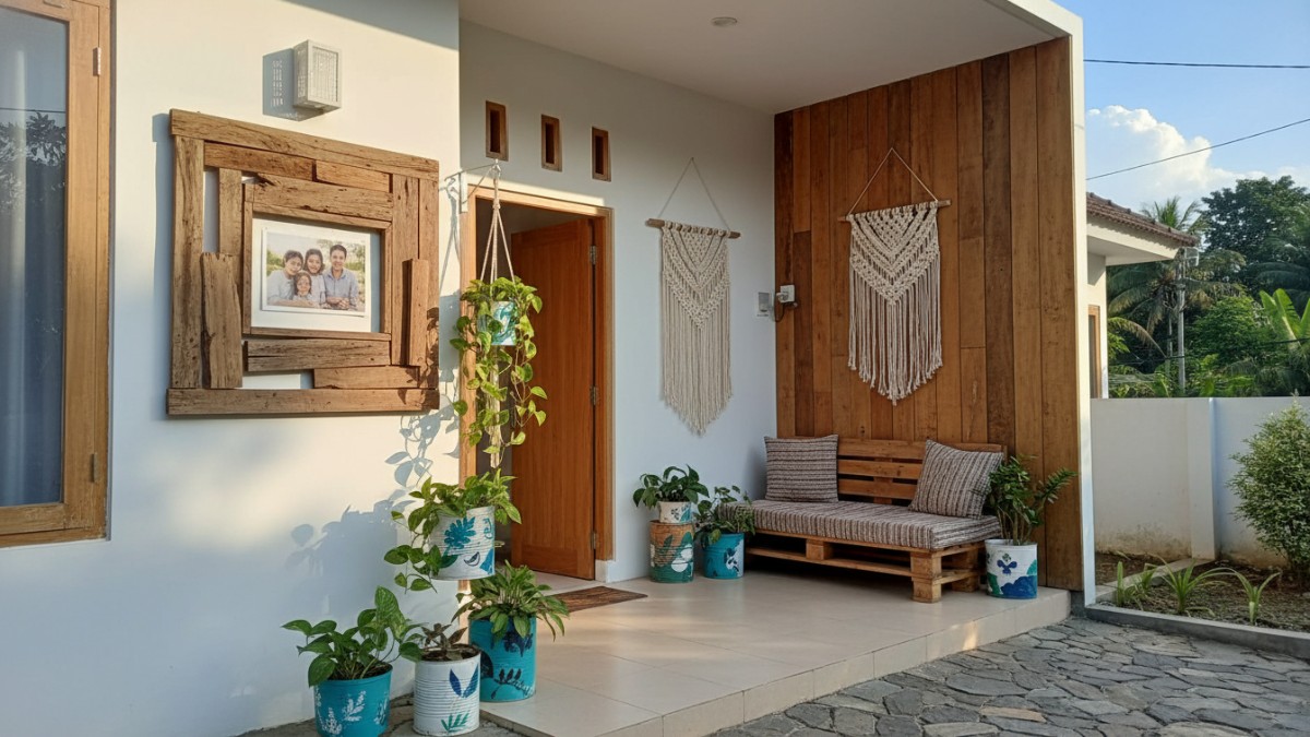 Dekor DIY dari bahan sederhana Frame foto dari kayu bekas, pot tanaman dari kaleng, atau hiasan dinding makrame bisa dibuat sendiri. Selain hemat, dekor DIY memberi karakter personal pada rumah. Bubuh