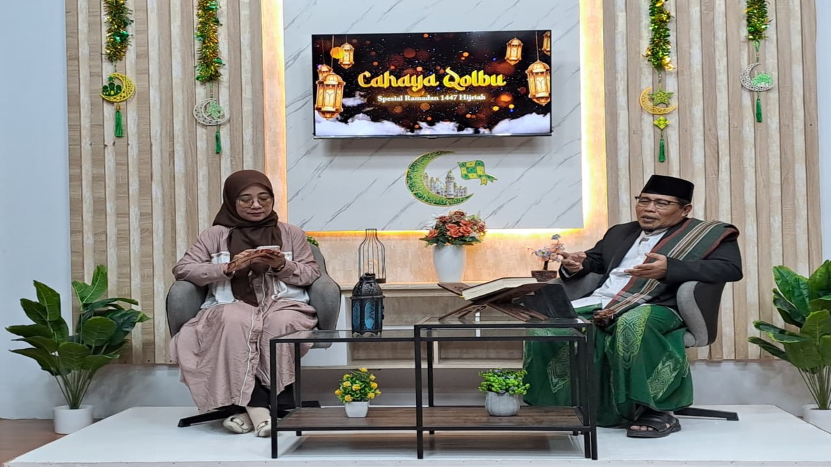 Ustaz Abdul Rosyid Bustomi menjelaskan amalan utama meraih malam Lailatul Qadar dalam kajian Cahaya Qolbu spesial Ramadan di studio Balikpapan TV, Rabu (11 Maret 2026).