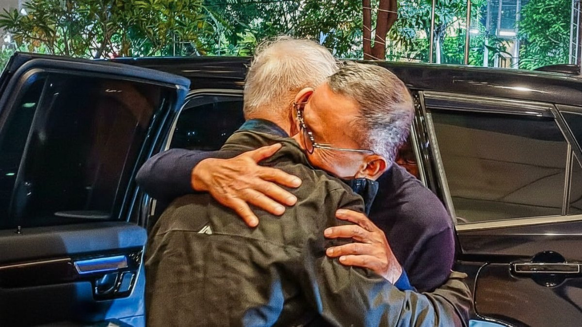 Momen Pelukan Dahlan Iskan dan Goenawan Mohammad di lobby hotel sebelum menuju ruang acara.