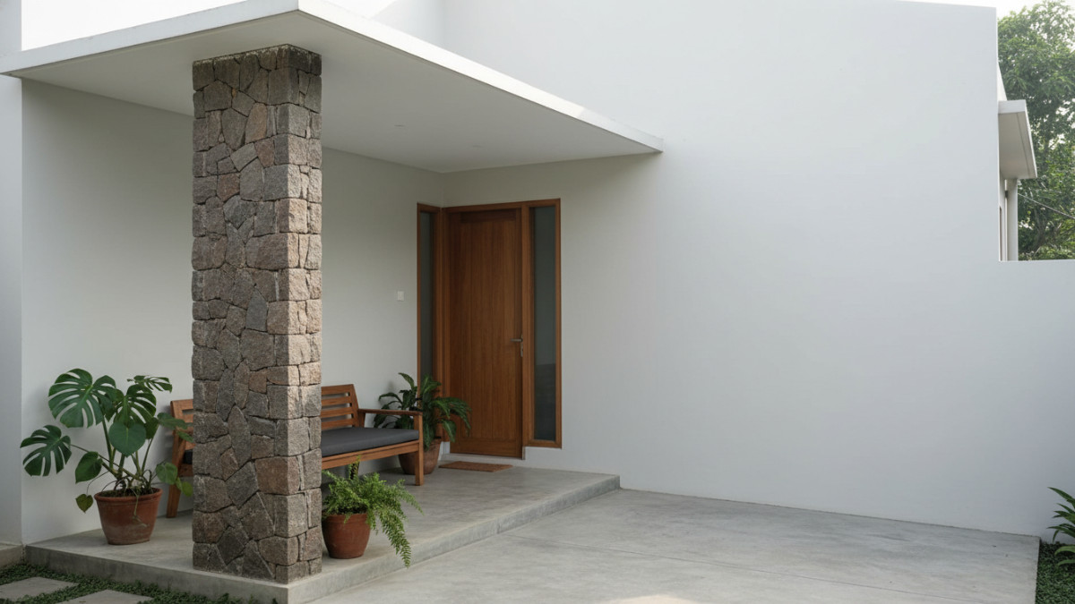 Teras minimalis dengan satu kolom batu alam sebagai aksen