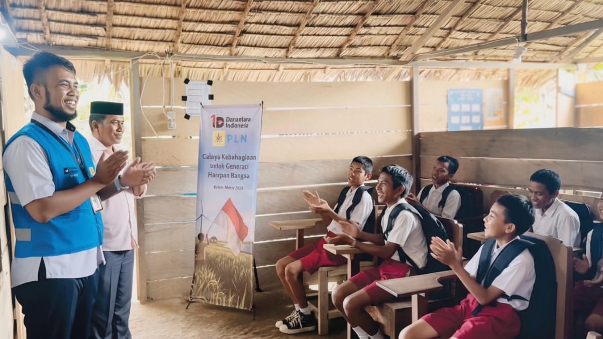 Petugas PLN memberikan motivasi kepada para siswa di Yayasan Terpadu Al-Mutmainah Buton, Bau Bau, Sulawesi Tenggara, saat penyaluran paket perlengkapan sekolah dari Danantara Indonesia melalui PLN