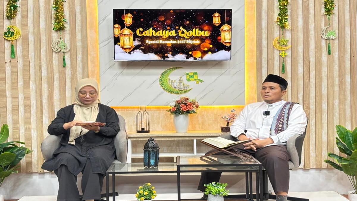Ustaz Anwar Arifin Pinem saat menyampaikan tausiah tentang makna penyesalan dan taubat dalam program Cahaya Qolbu spesial Ramadan di studio Balikpapan TV, Sabtu (14 Maret 2026).