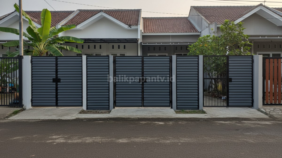 Pagar seng model horizontal dengan rangka besi hitam, desain rapi dan modern &mdash; mewakili inspirasi model utama