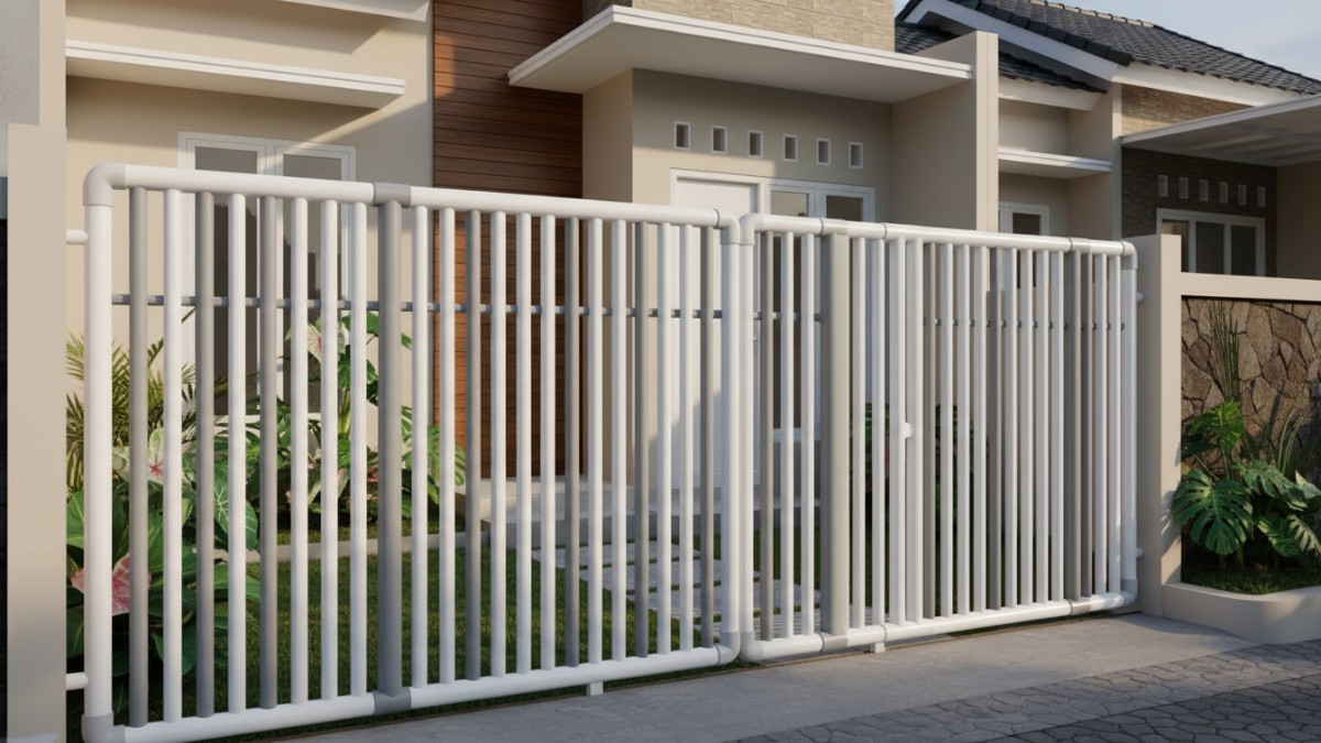 Pagar rumah sederhana dari pipa PVC dengan kombinasi ukuran berbeda yang terlihat kokoh dan rapi di bagian depan rumah