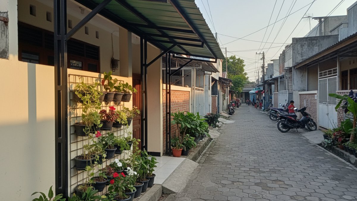 Kanopi minimalis rumah gang sempit dengan desain modern dan hemat ruang