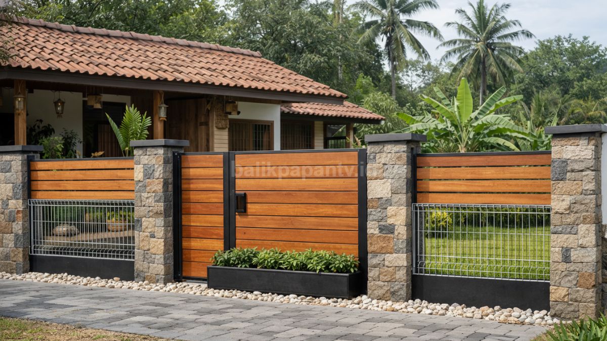 Pagar BRC kombinasi kayu di rumah kampung.