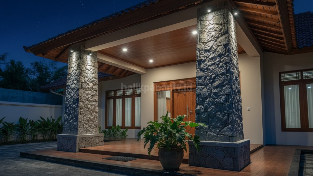 Pilar batu alam dengan aksen lampu tanam