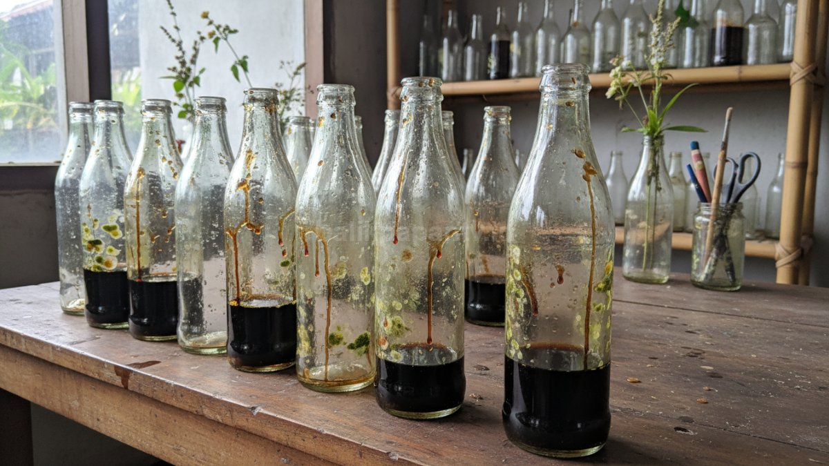 Botol sirup bekas yang masih lengket dan berjamur karena tidak dicuci dengan benar