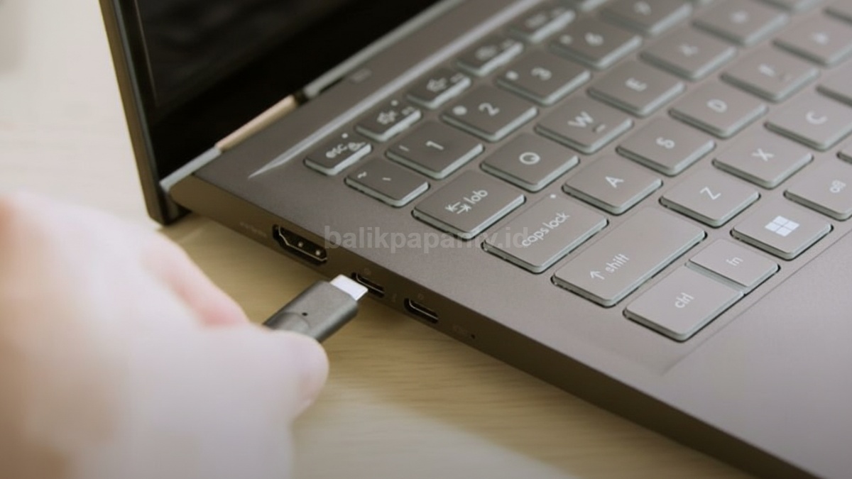 Penggunaan USB-C untuk mengisi daya laptop modern.