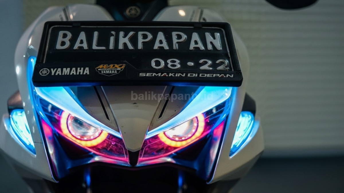 Lampu LED projector Aerox 2026 dengan pencahayaan fokus dan modern.