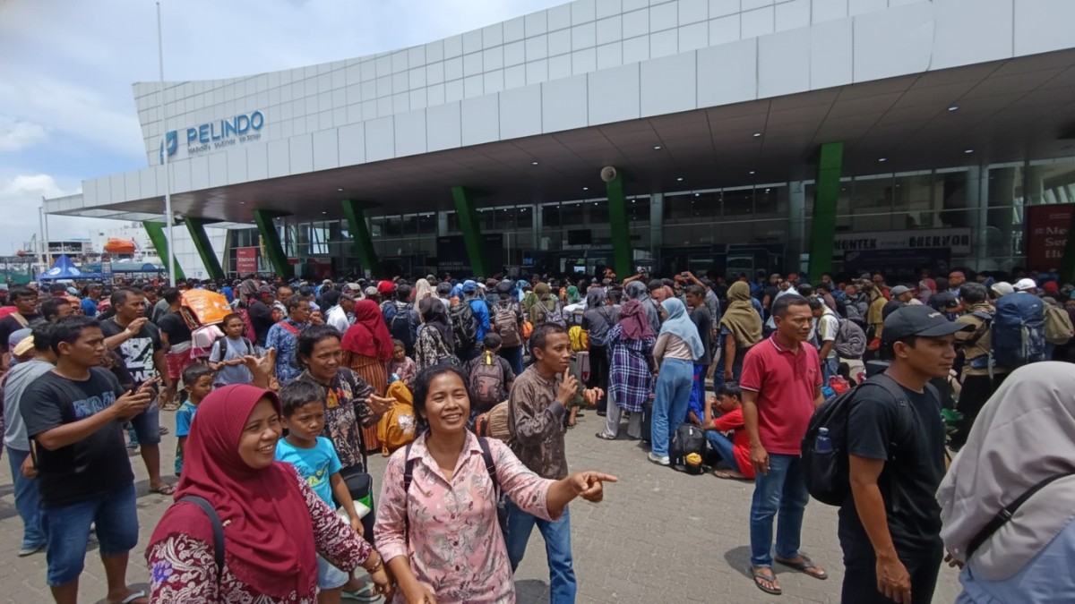 Kepadatan penumpang di Pelabuhan Semayang Balikpapan jelang arus balik Lebaran 2026 yang meningkat signifikan.