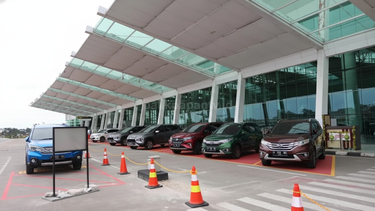 Area parkir VIP Bandara Sepinggan dengan kendaraan tertata rapi, solusi atur kepadatan terminal
