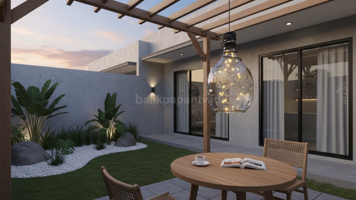 Lampu dari botol demijohn dengan cahaya hangat di ruang tamu minimalis modern