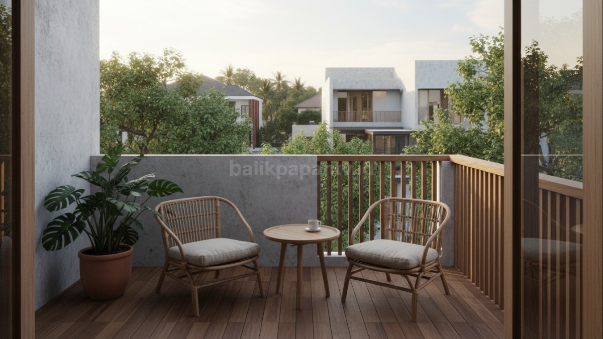 Balkon ukuran kecil dengan tata letak furnitur minimalis, memperlihatkan proporsi ruang sekitar 1,5 x 2 meter