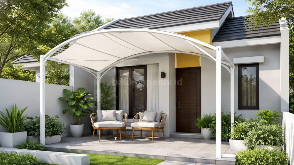 Kanopi kain membrane di teras rumah subsidi.