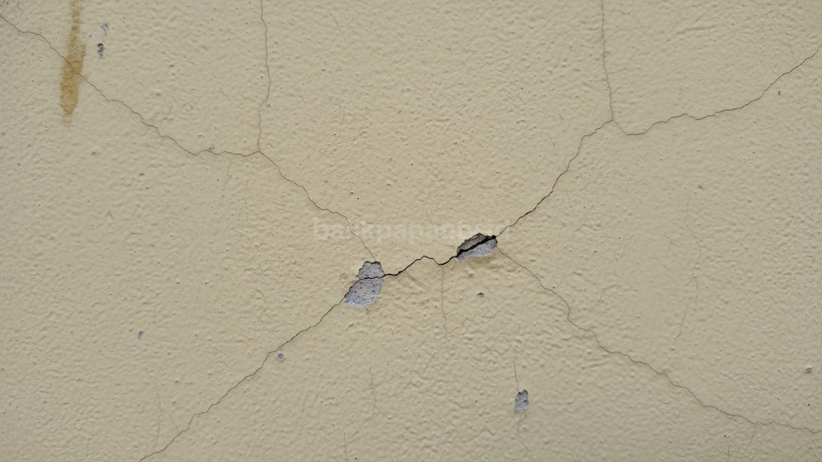 Dinding rumah dengan retakan halus yang mulai terlihat, sebelum dan sesudah diperbaiki, menunjukkan perubahan tampilan jadi rapi