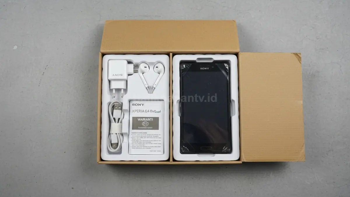 Kelengkapan Sony Xperia E4 Dual lengkap dari charger sampai headset