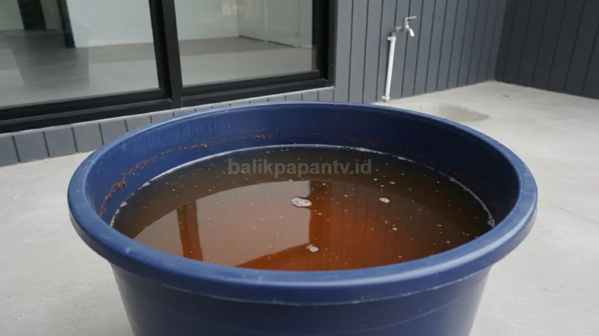 Air keruh dalam ember akibat kandungan zat besi tinggi
