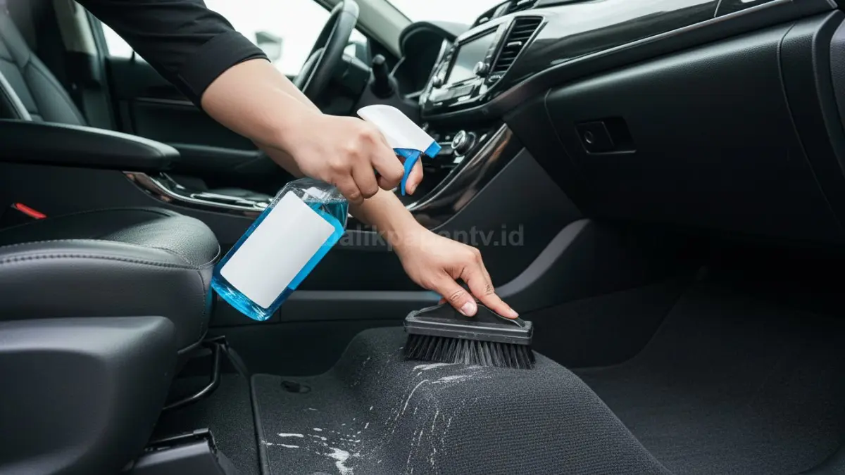 Botol pembersih khusus interior mobil digunakan pada permukaan jok dan panel.