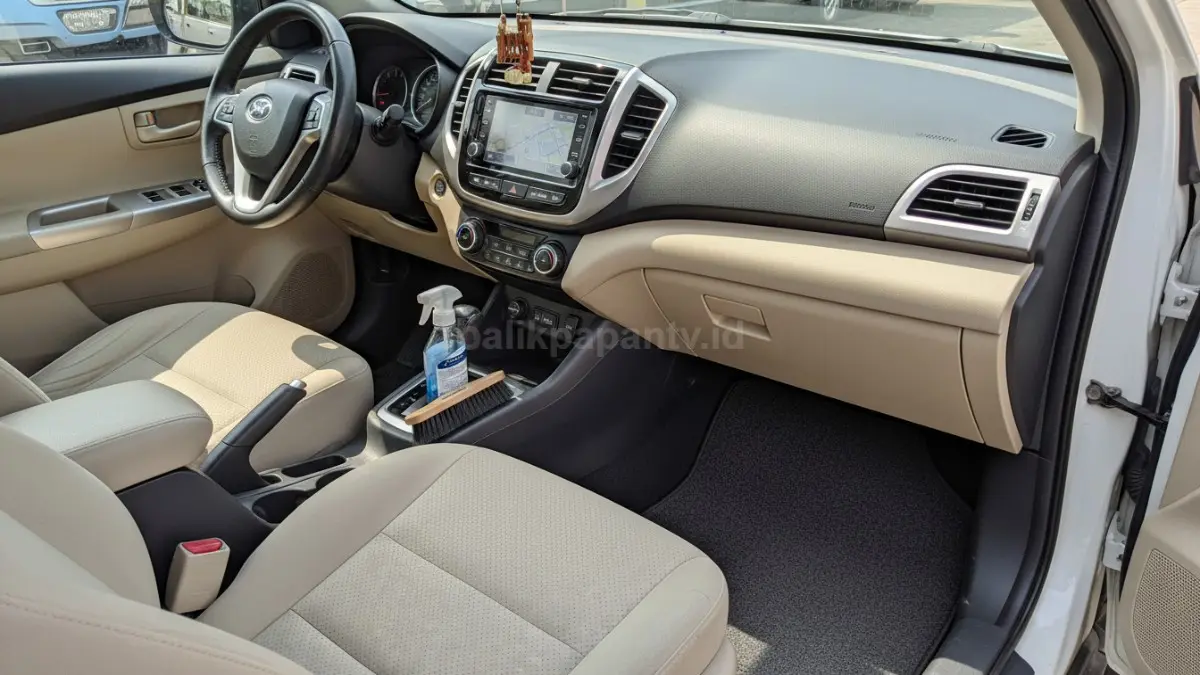 Kabin mobil bersih tanpa sampah atau sisa makanan, terlihat rapi dan nyaman.