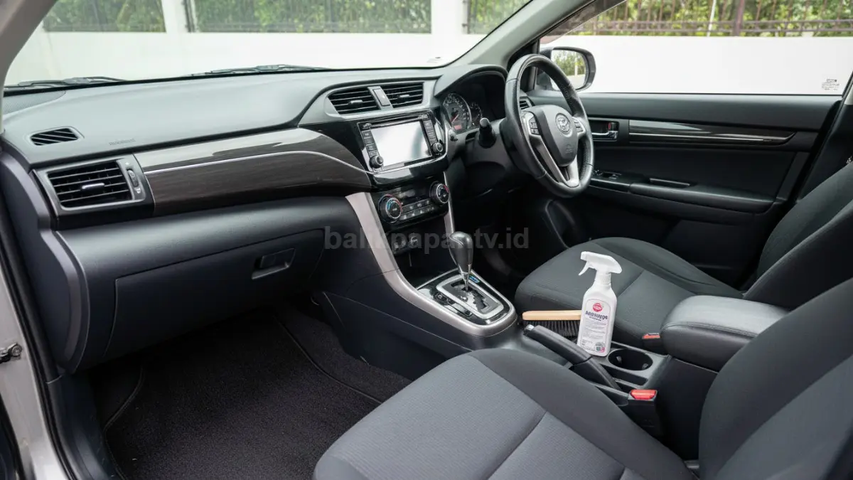 Kabin mobil terlihat rapi, dashboard bersih, jok terawat, mencerminkan hasil perawatan rutin.