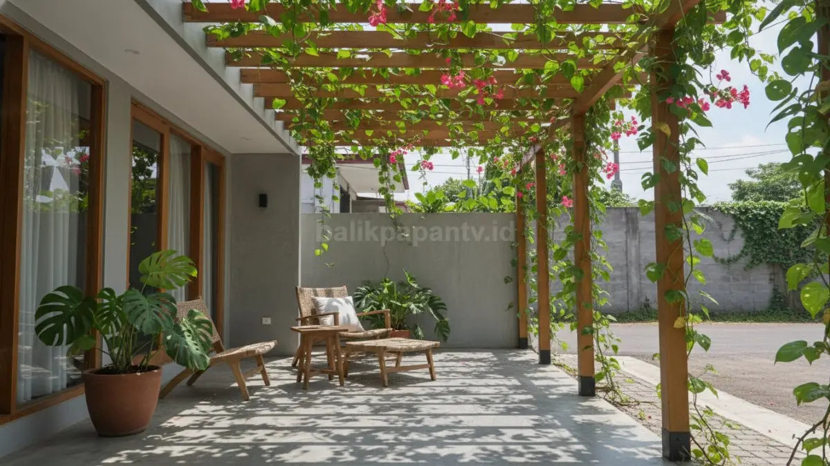 Teras rumah dengan tanaman rambat hijau lebat menciptakan suasana adem dan natural