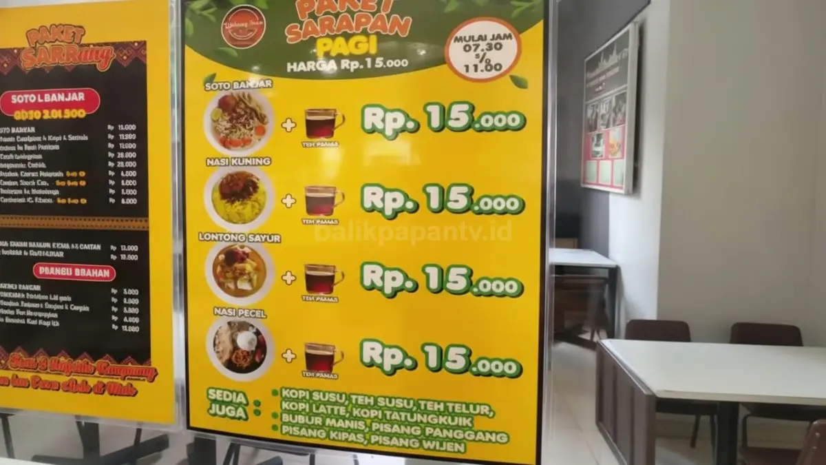 Foto suasana Warung Daun Kalimantan Balikpapan menampilkan menu sarapan soto banjar, pisang kipas, dan lontong sayur dengan harga hemat Rp15 ribu. 