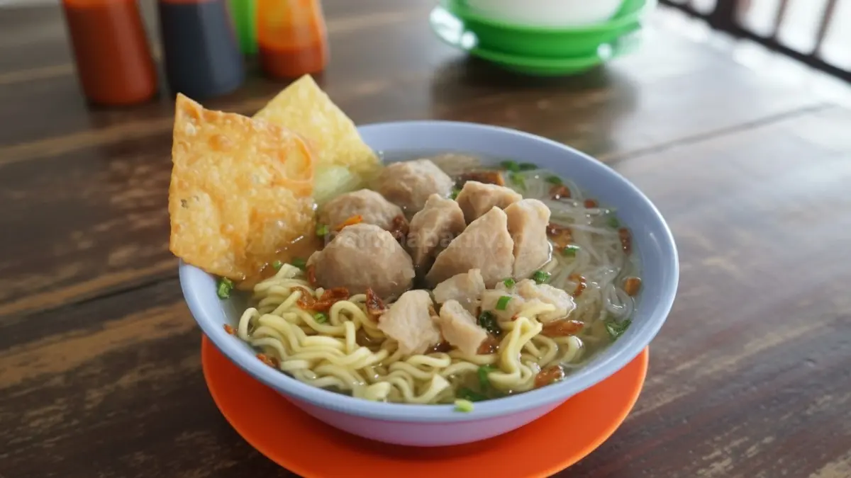 Semangkuk bakso dan mie ayam lengkap di Kedai Baksoku by Warung Harum — visual rasa gurih dalam harga ramah.