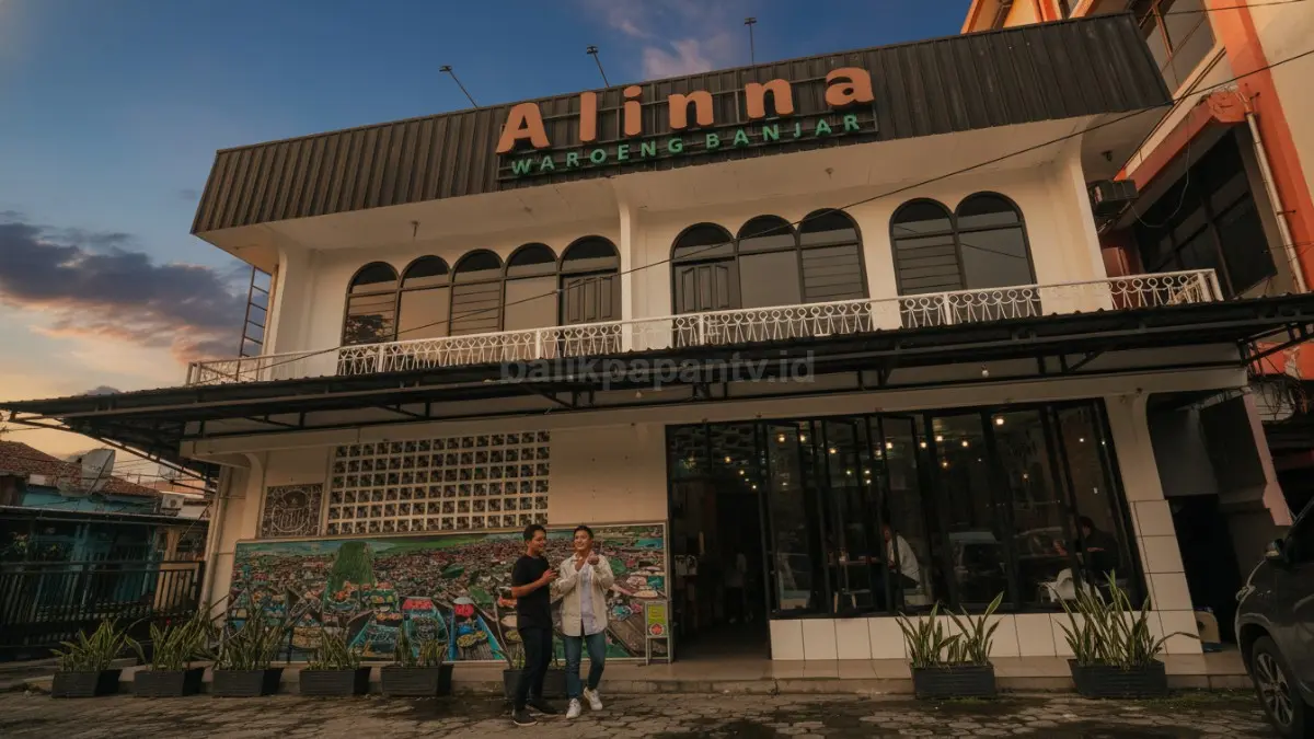 Suasana hangat dan ramah terasa di depan Warung Banjar Alinna, tampak pengunjung datang bersama keluarga menikmati waktu santai sebelum makan. 