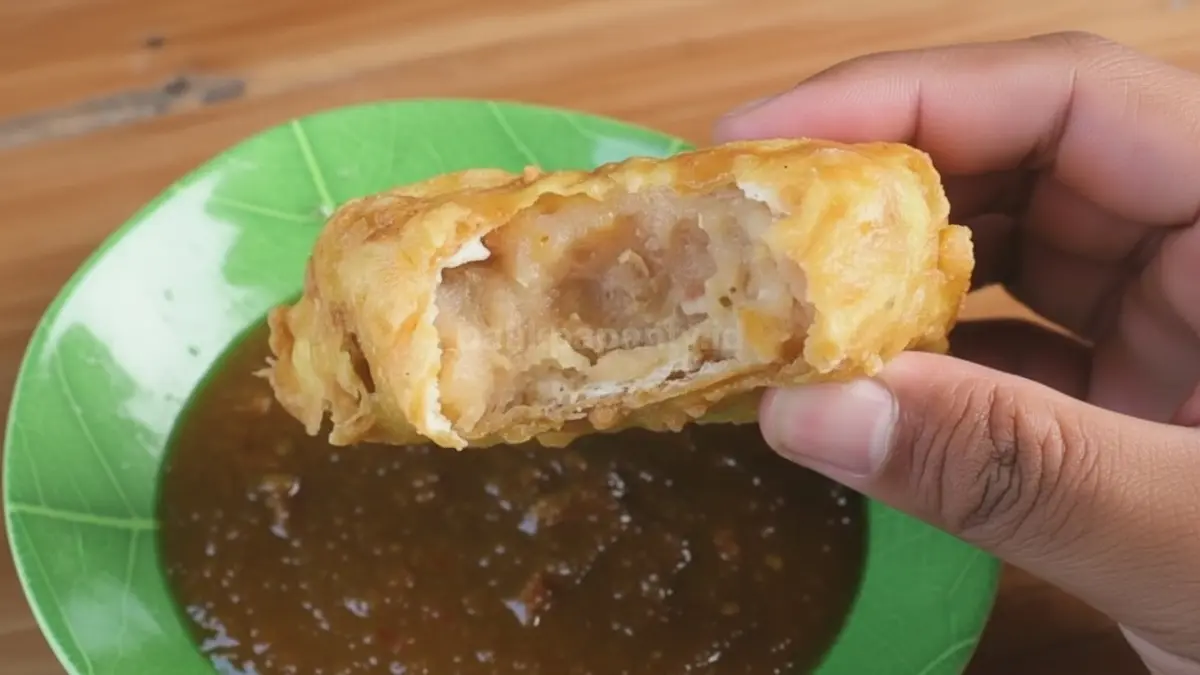 Tampak tahu bakso De Gorengan yang renyah keemasan tersaji hangat di piring, sambal merahnya menggoda selera — visual lezat yang langsung bikin lapar.