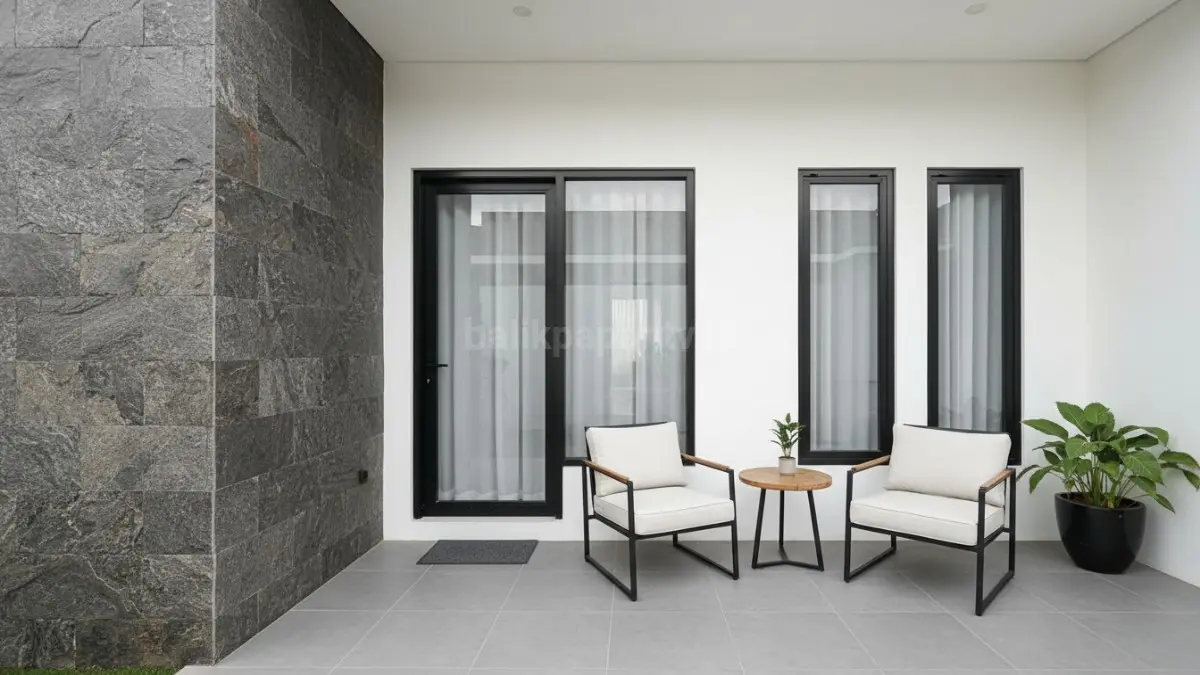 Teras rumah dengan dinding sebagian granit Kombinasi warna kontras