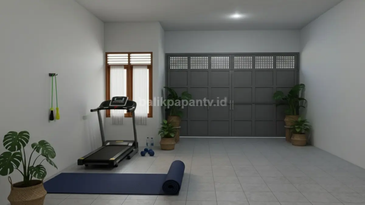 Garasi yang diubah jadi ruang olahraga sederhana, dilengkapi treadmill, matras yoga, dan area skipping. Ventilasi dijaga agar udara tetap segar dan nyaman saat beraktivitas.