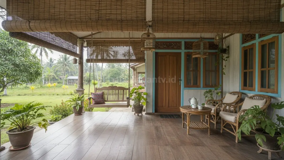 Teras dengan tirai bambu gulung yang bisa dibuka tutup, terlihat fleksibel antara terbuka dan lebih tertutup saat dibutuhkan.