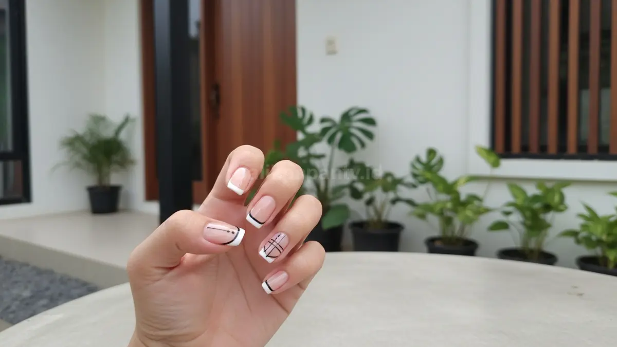 Berbagai model nail art seperti french tip dan line art sederhana.
