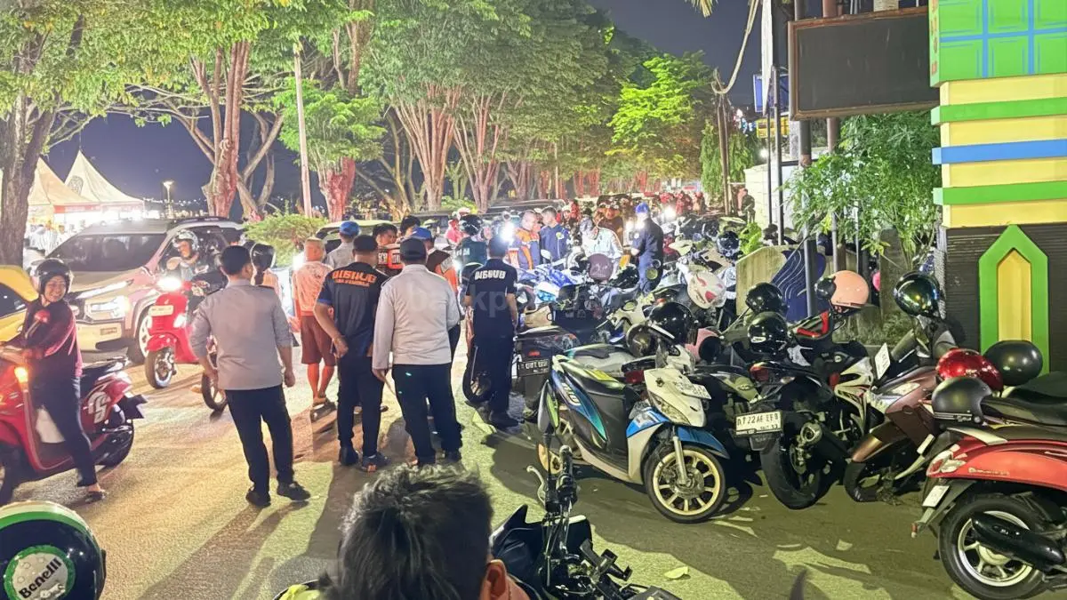 Penertiban kendaraan parkir liar di Samarinda saat malam festival