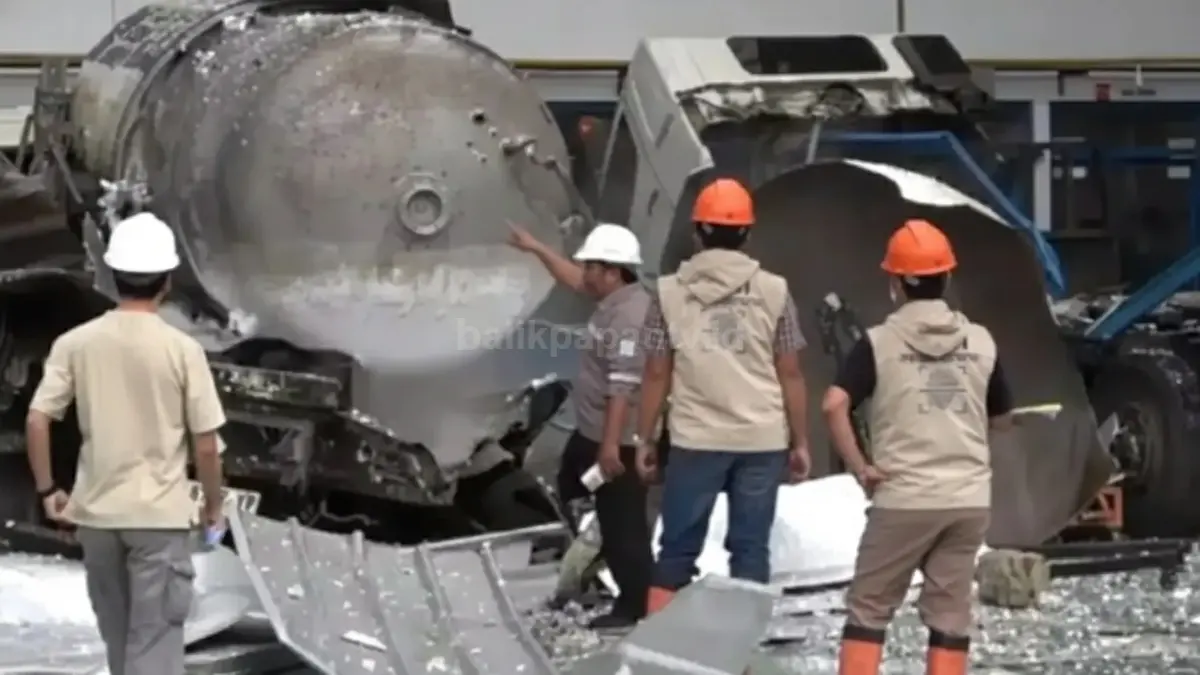 Petugas melakukan pengamanan lokasi ledakan truk tangki