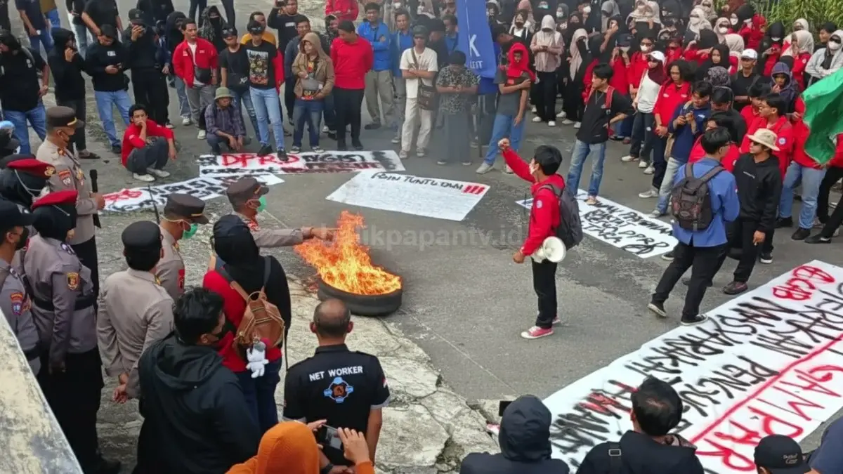 Aksi mahasiswa di depan DPRD Tarakan soroti anggaran mamin miliaran rupiah