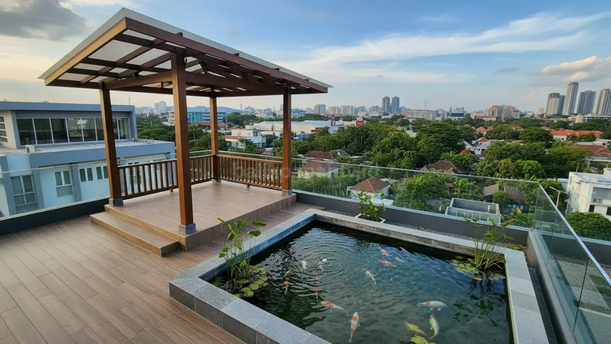 Gazebo rooftop dengan kolam mini