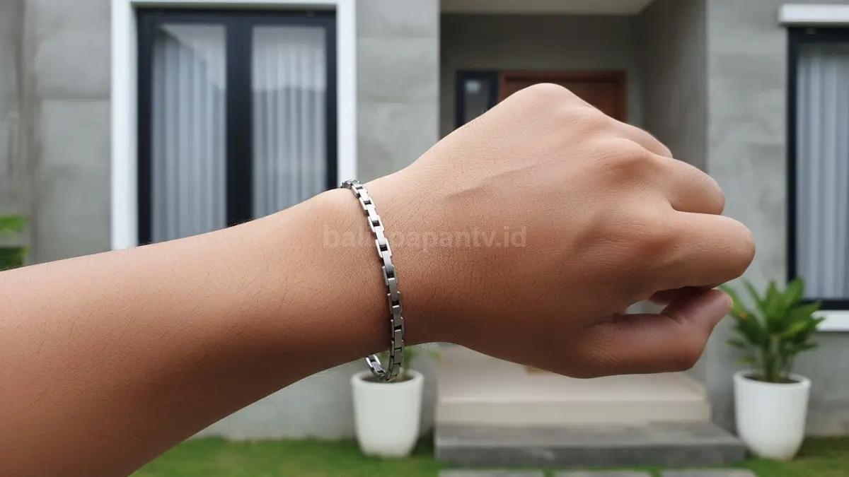 Gelang rantai pria modern dengan desain minimalis di pergelangan tangan