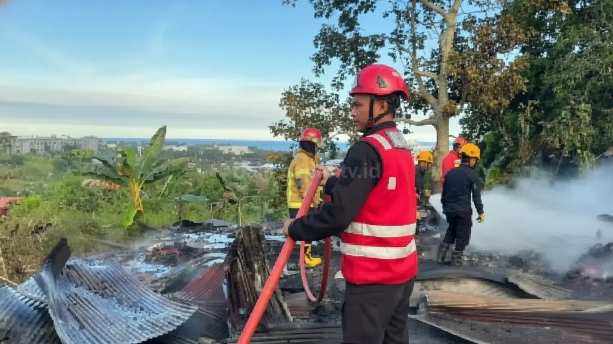 Kobaran api melalap rumah kayu di Sepinggan Raya Balikpapan Selatan saat kebakaran terjadi