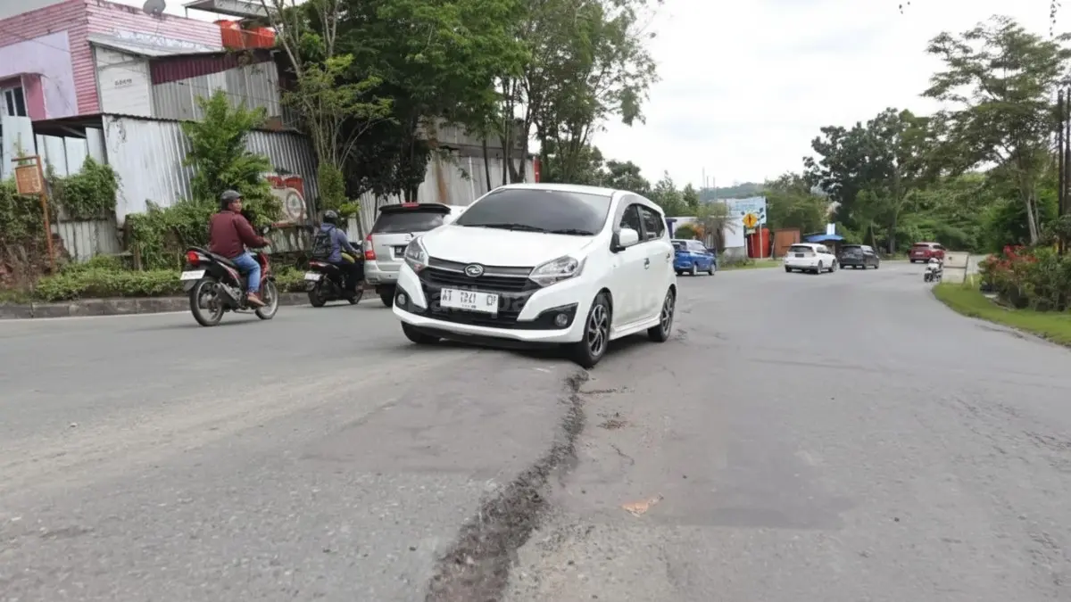Kondisi jalan Syarifuddin Yoes Balikpapan yang rusak dan berlubang, bikin pengguna waspada