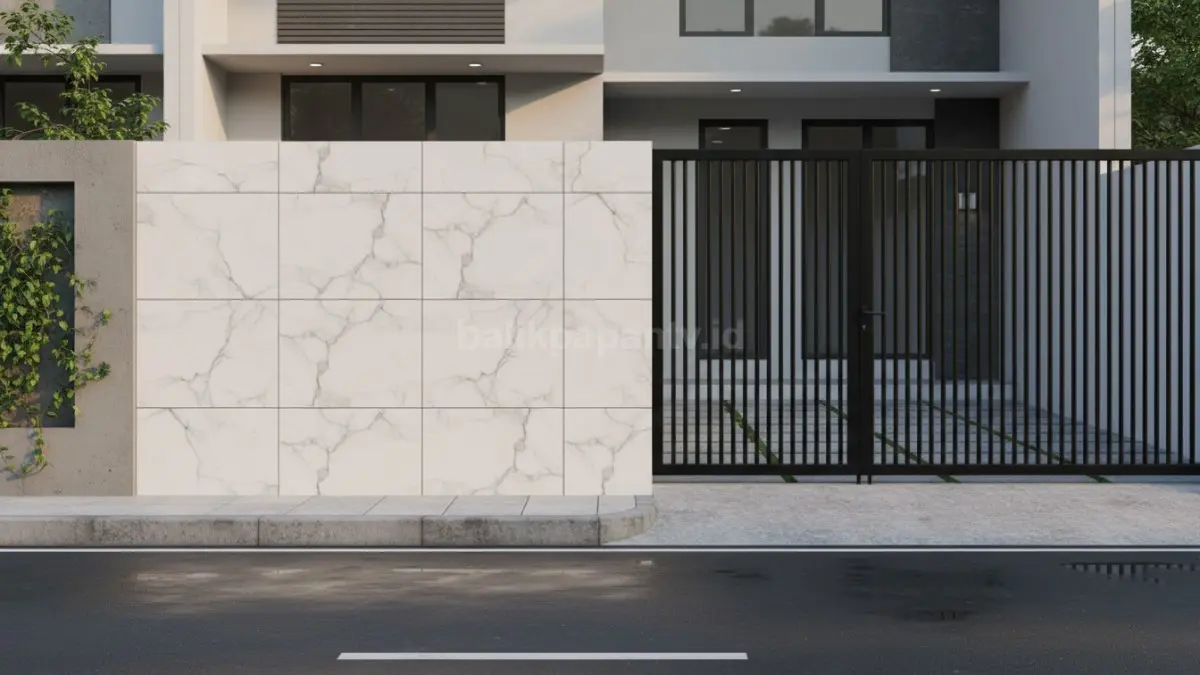 Pagar minimalis kombinasi keramik dan besi alloy tampilan modern elegan rumah 2026